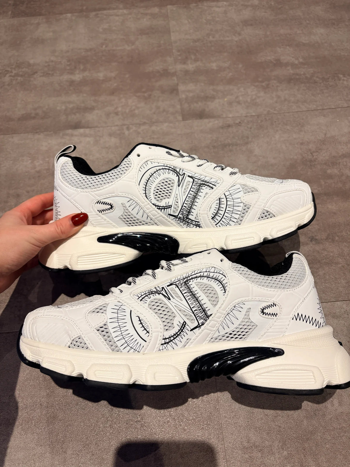 Zapatillas Dior Chrono, blancas y negras, unisex.