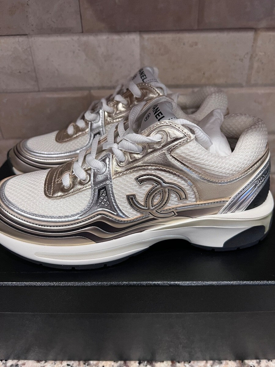 Zapatillas CHANEL 2023 NUEVAS CON ETIQUETAS, BLANCO, ORO, PLATA,